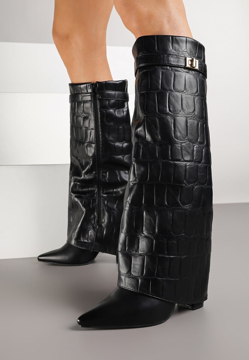 Czarne Kozaki na Słupku Ozdobione Klamrą i Wywiniętą Cholewką z Tłoczeniem Latelia