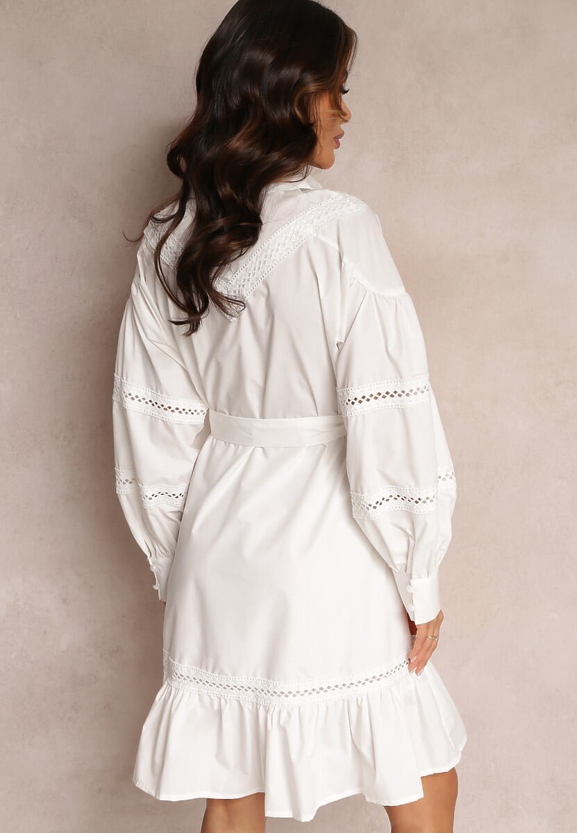 Biała Koszulowa Sukienka z Perłowymi Guzikami i Koronkowymi Wstawkami Shyanne