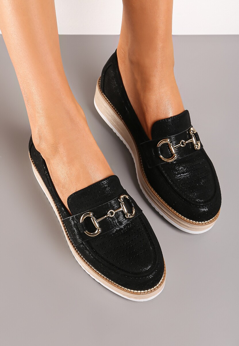 Czarne Lekko Błyszczące Półbuty Mokasyny na Platformie z Perforacją i Klamrą Alerin