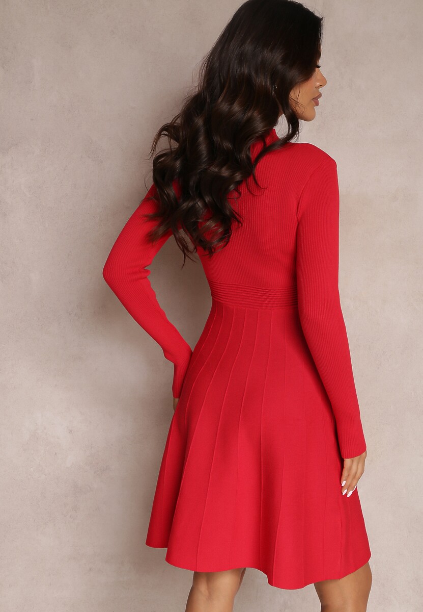 Czerwona Sukienka z Wycięciem przy Dekolcie z Cyrkoniami i Perłami Hili