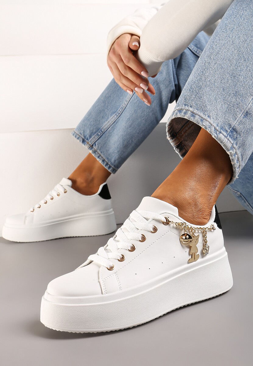 Biało-Beżowe Sznurowane Sneakersy z Ekoskóry na Platformie z Łańcuszkiem i Zawieszkami Salvania