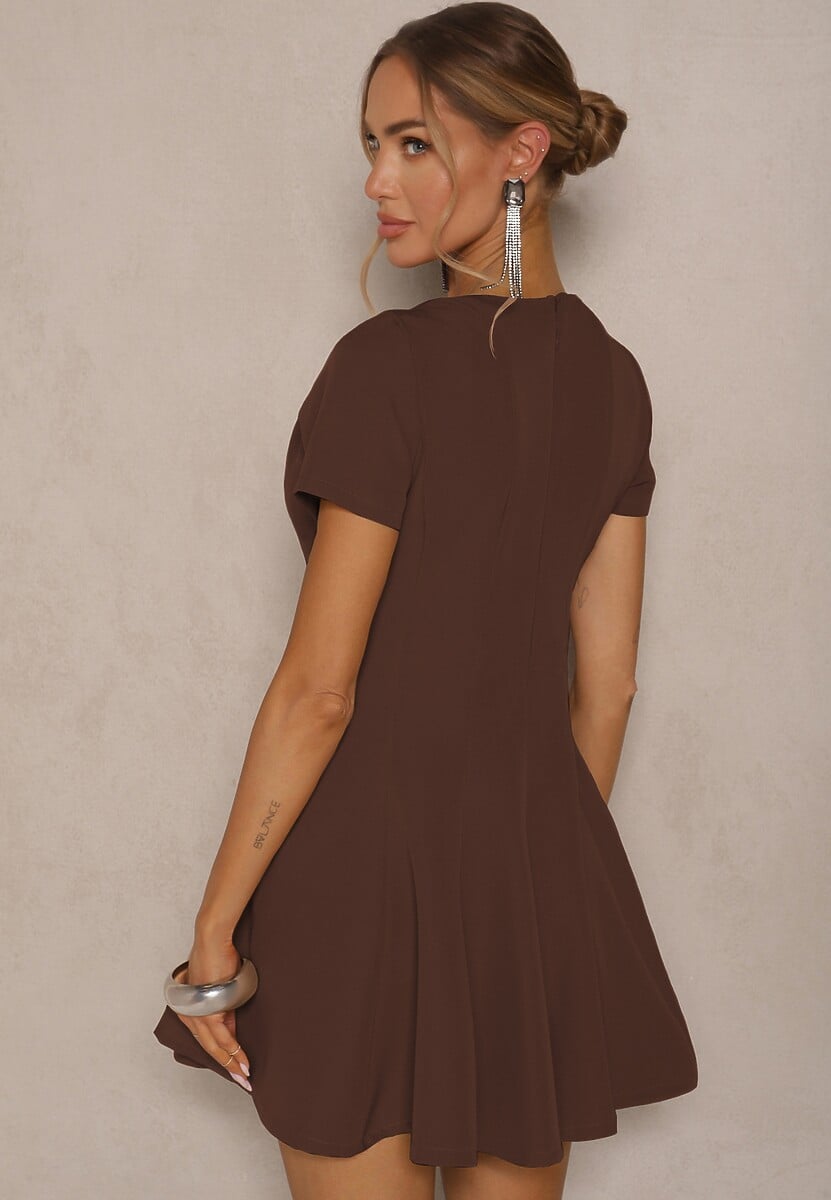 Brązowa Sukienka o Rozkloszowanym Kroju na Krótki Rękaw Zdobiona Przeszyciami Mepiza
