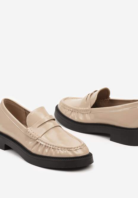 Beżowe Mokasyny z Lakierowanym Połyskiem Ozdobnie Marszczone Neathriel