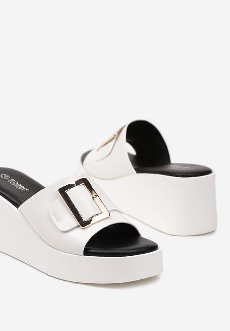 Białe Casualowe Klapki na Koturnie Ozdobione z Przodu Klamrą Pradia