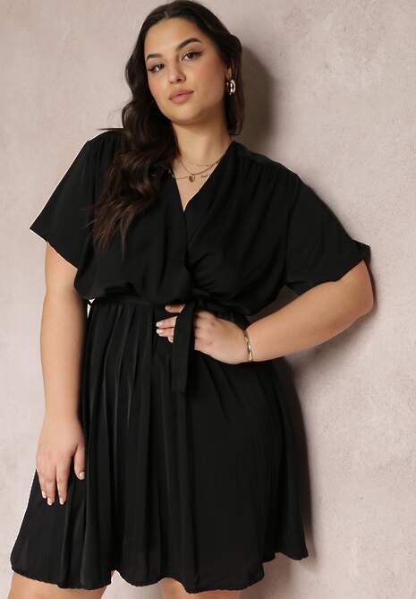 Czarna Sukienka z Gumką w Pasie i Kopertowym Dekoltem Azrah