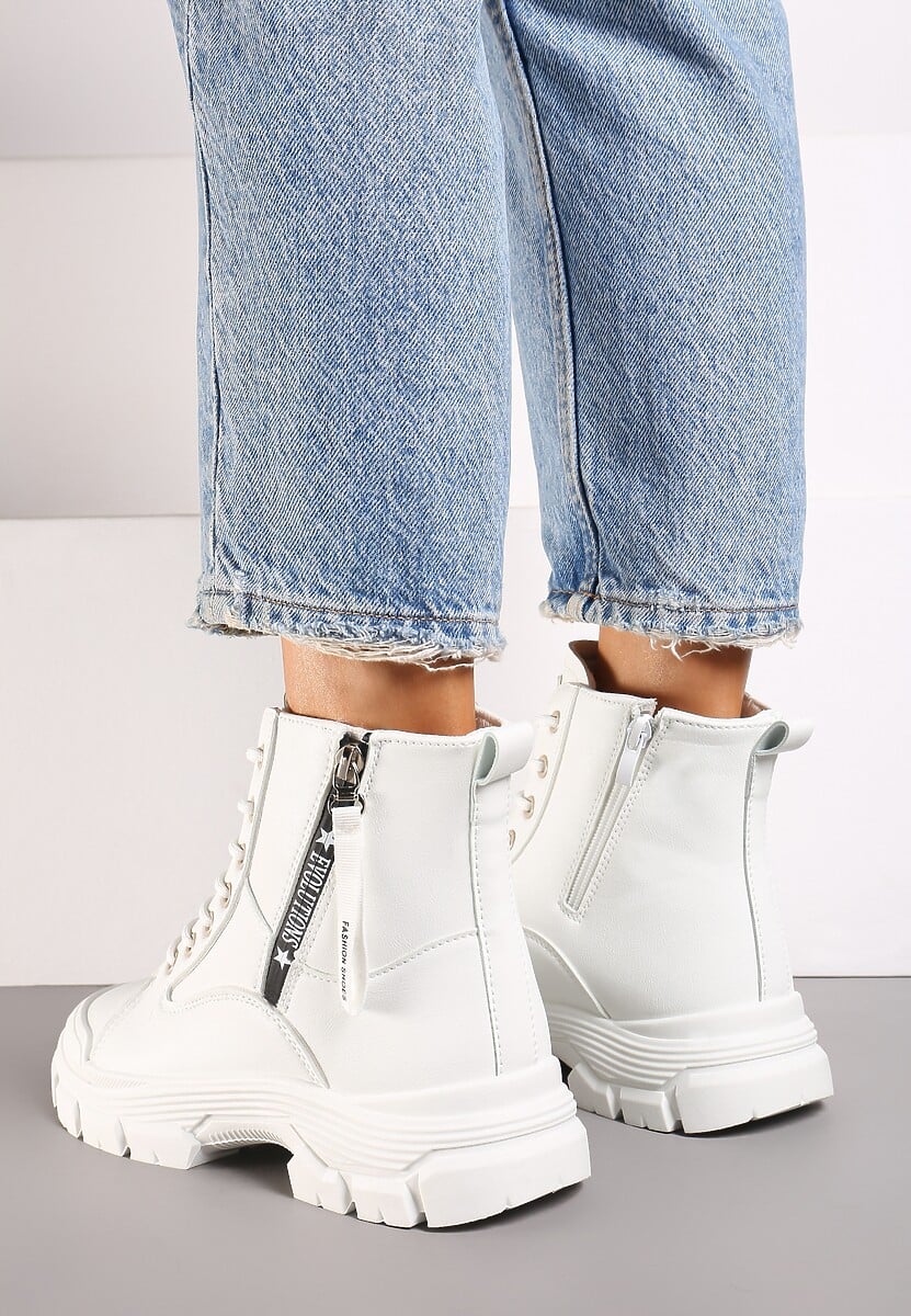 Białe Traperki na Tłoczonej Podeszwie Ozdobione Suwakiem przy Cholewce Linicia