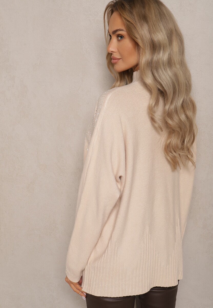 Beżowy Golf o Kroju Oversize z Eleganckim Cyrkoniowym Zdobieniem przy Dekolcie Melirra