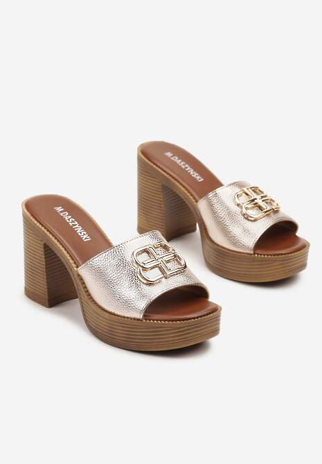 Złote Klapki na Słupku i Platformie Ozdobione Metaliczną Aplikacją Tolarisa