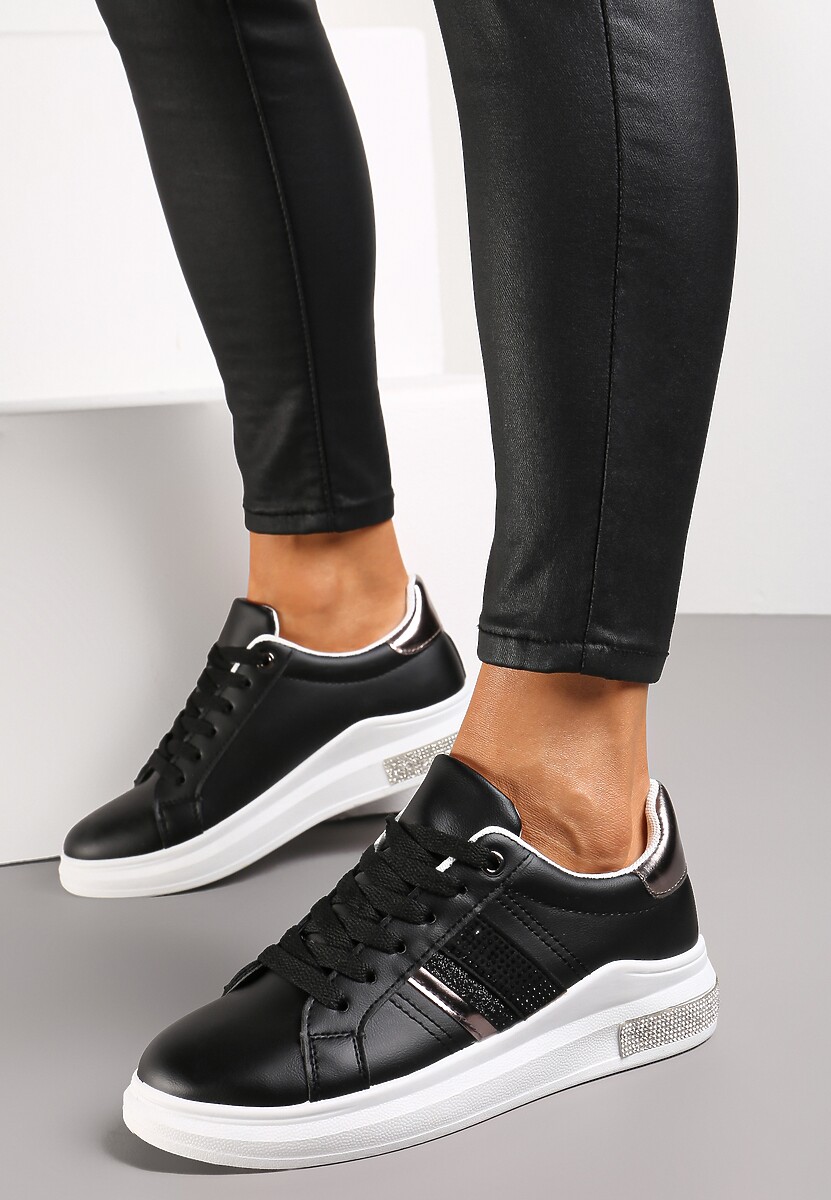 Czarne Sneakersy z Imitacji Skóry z Metalicznym Akcentem i Cyrkoniami Evadine