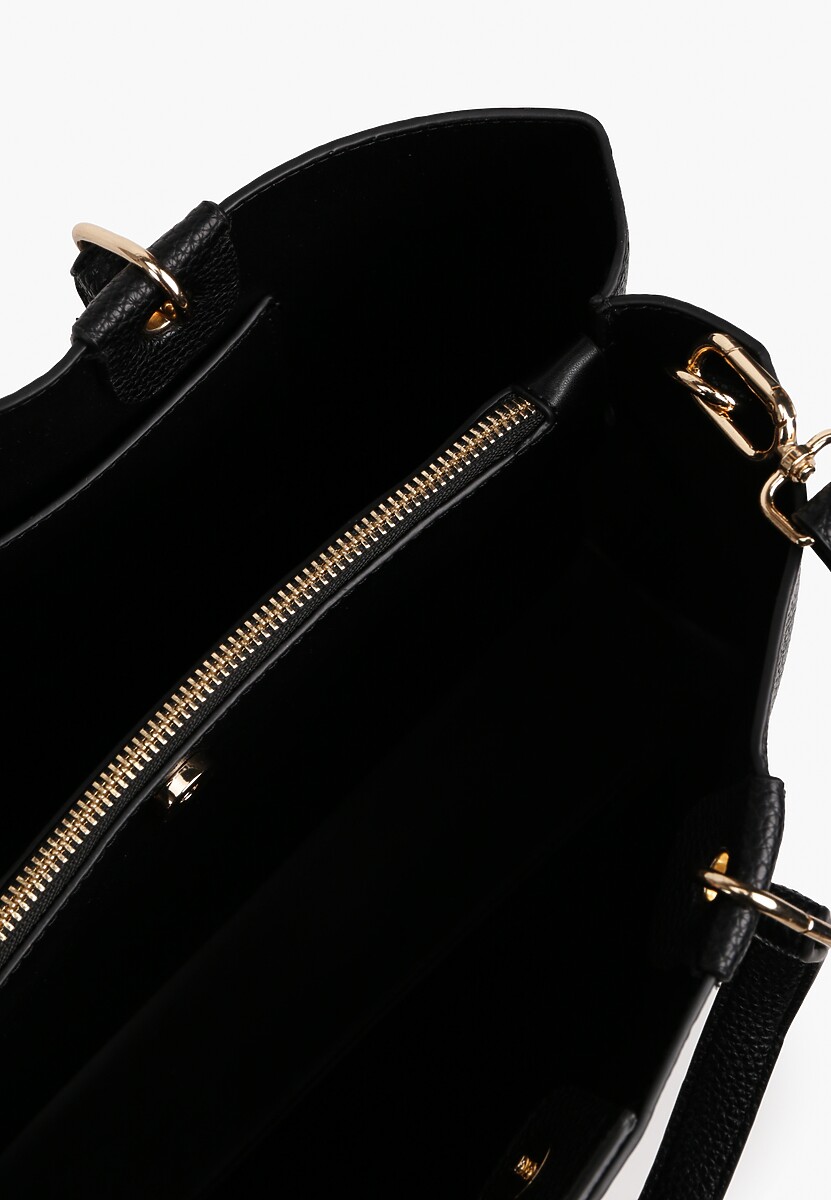 Czarna Torebka z Regulowanym Paskiem i Metaliczną Ozdobą Isarina