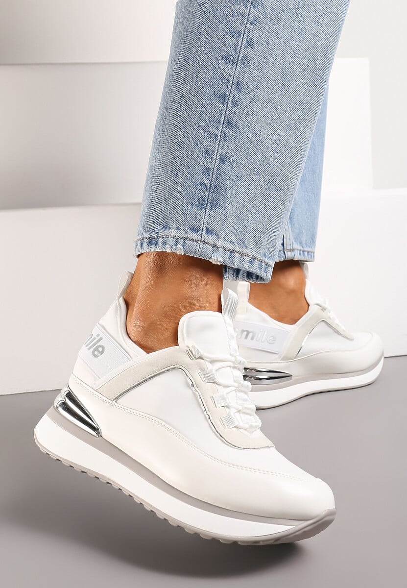 Białe Sneakersy z Metaliczną Wstawką i Ozdobnym Napisem na Ukrytym Koturnie Alivewna