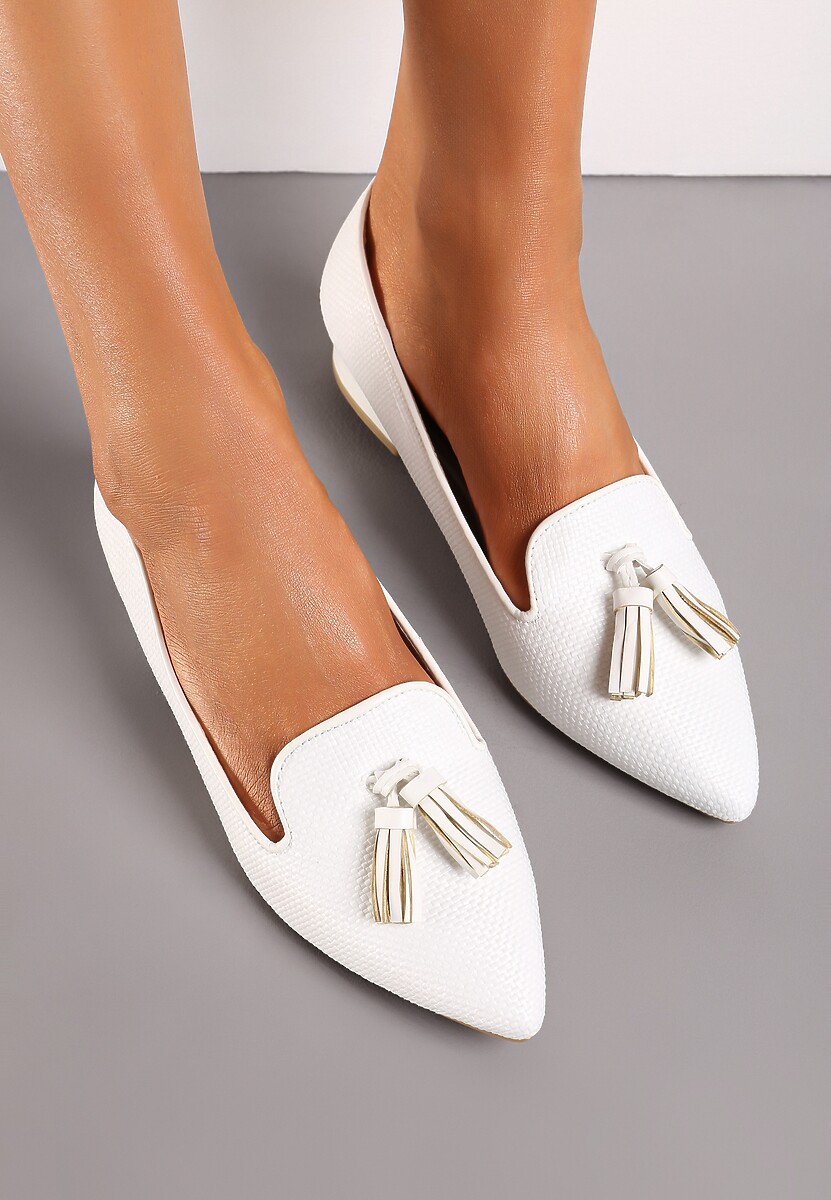 Białe Mokasyny Loafersy Ozdobione Frędzlami i Kolorową Plecionką Tiules