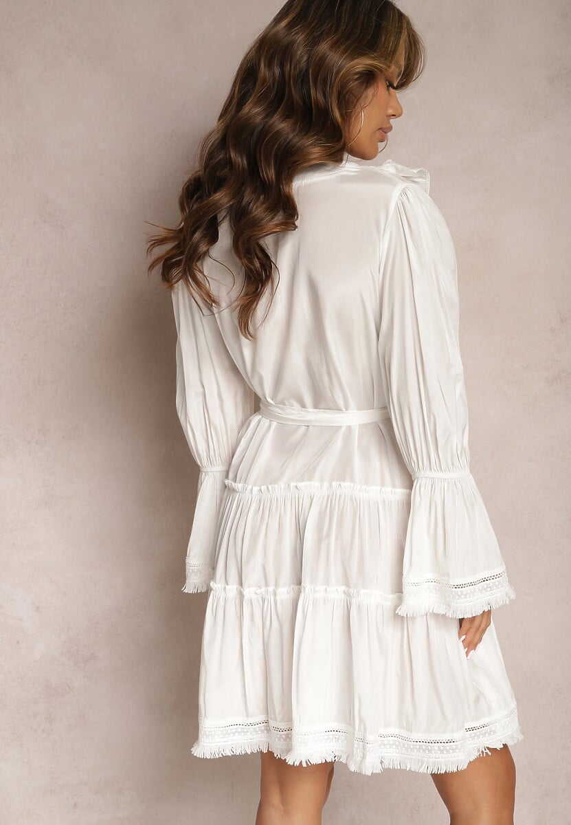 Biała Mini Sukienka o Rozkloszowanym Kroju z Falbankami i Materiałowym Paskiem w Talii Fiorfa