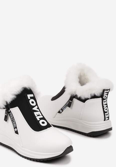 Białe Sneakersy na Płaskiej Podeszwie Ozdobione Futerkiem i Napisami Rialises