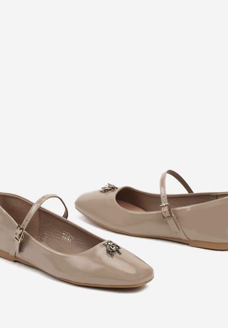 Ciemnobeżowe Balerinki Ozdobione Aplikacją Owada z Paskiem i Sprzączką Nevisola