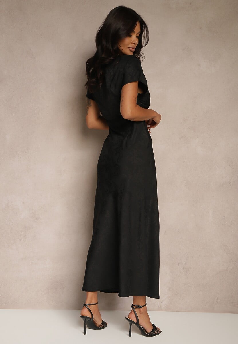 Czarna Sukienka o Rozkloszowanym Kroju z Dekoltem w Serek Banitella