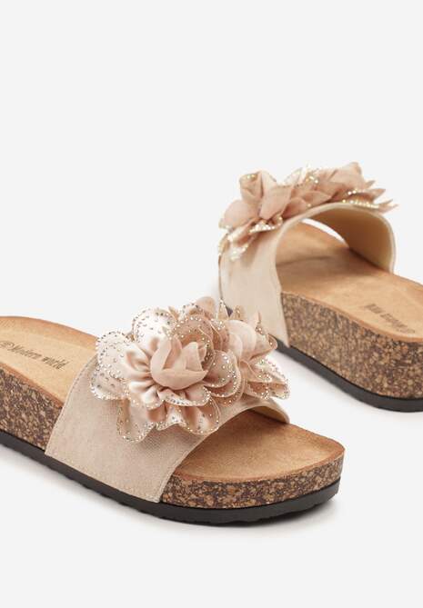 Beżowe Klapki na Niskim Koturnie Zdobione Aplikacją z Kwiatem z Cyrkoniami Galuneta
