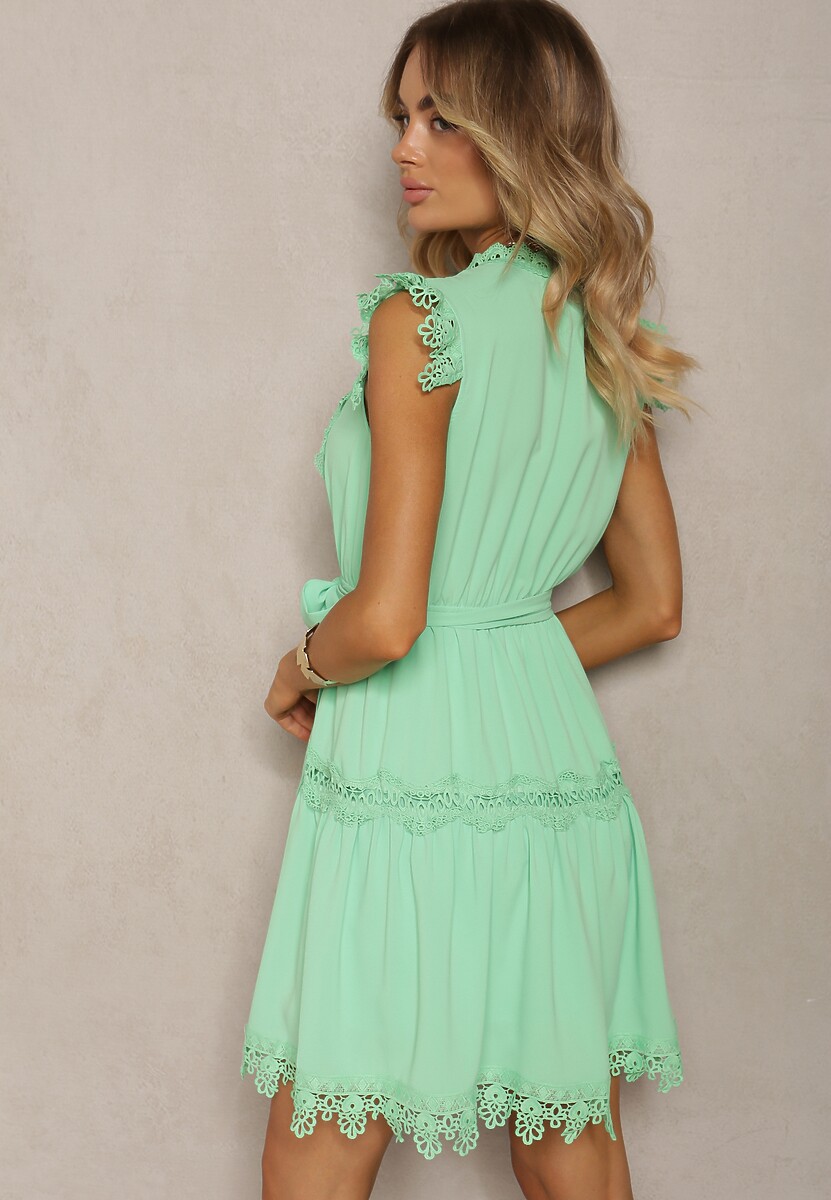 Zielona Sukienka Rozkloszowana z Wiązanym Paskiem i Koronką Oninka