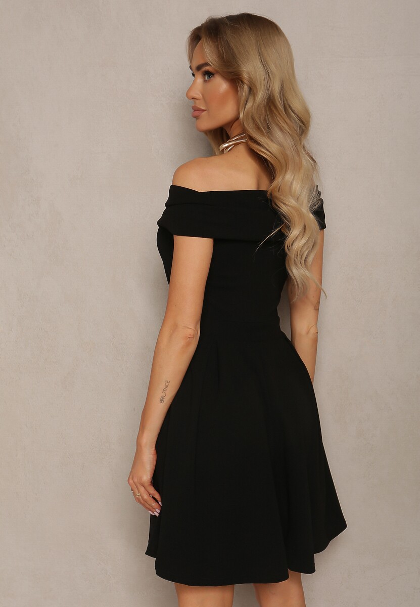 Czarna Rozkloszowana Sukienka z Dekoltem w Łódkę Cerania