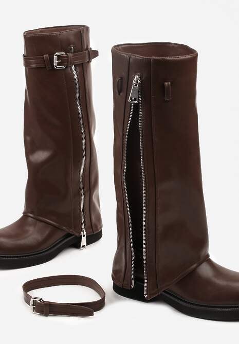 Brązowe Kozaki Typu Bikery Ozdobione Suwakiem Klamrą i Wywiniętą Cholewką Sovera