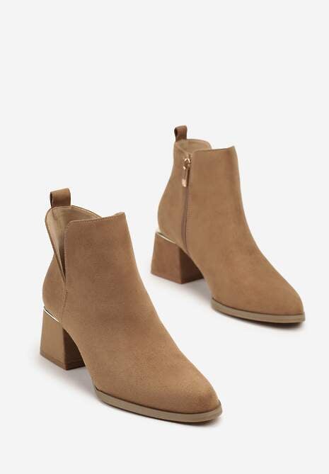 Ciemnobeżowe Botki na Słupku z Wycięciem i Metaliczną Ozdobą Lorethra