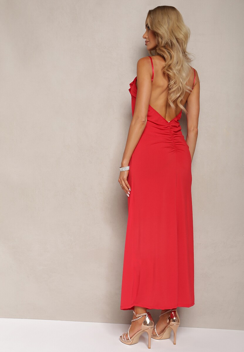 Czerwona Sukienka Koktajlowa o Dopasowanym Kroju z Ozdobną Broszką Kwiatkiem i Falbaną Vikassa