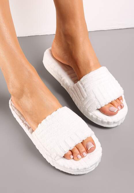 Białe Kapcie z Tłoczeniem na Grubej Podeszwie Willatta