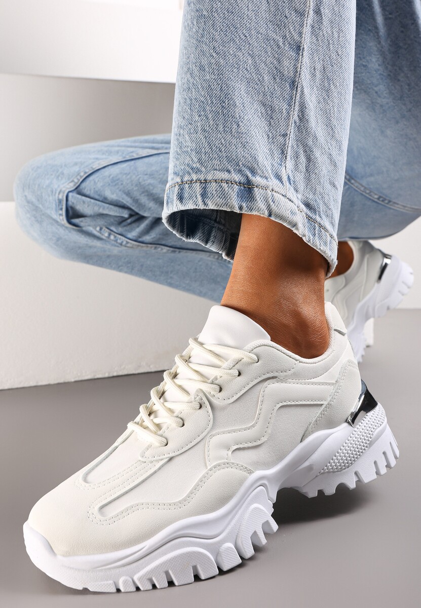 Białe Sneakersy Ozdobione Metaliczną Wstawką na Grubej Podeszwie Ashtonia