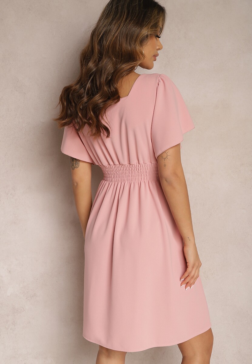 Różowa Sukienka z Rozkloszowanym Dołem i Ozdobnymi Przeszyciami Celarsa