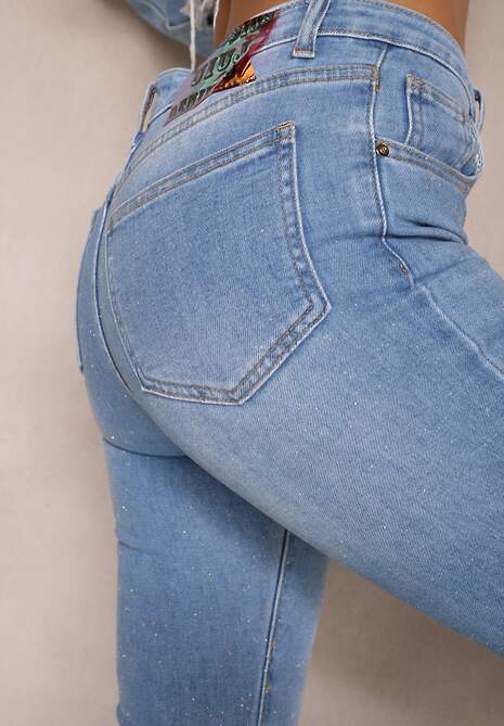 Jasnoniebieskie Jeansy o Fasonie Dzwonów z Postrzępioną Krawędzią Evetia