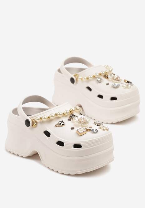 Białe Klapki z Pianki na Platformie Zdobione Metalicznymi Aplikacjami Ulimariena