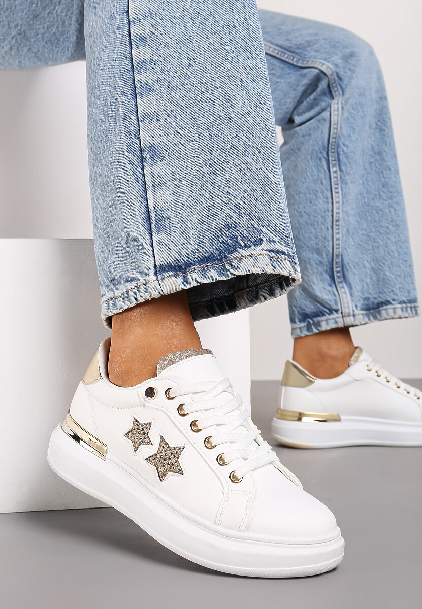 Biało-Złote Sneakersy na Płaskiej Podeszwie Ozdobione Metalicznymi Elementami i Wstawkami Kalelia
