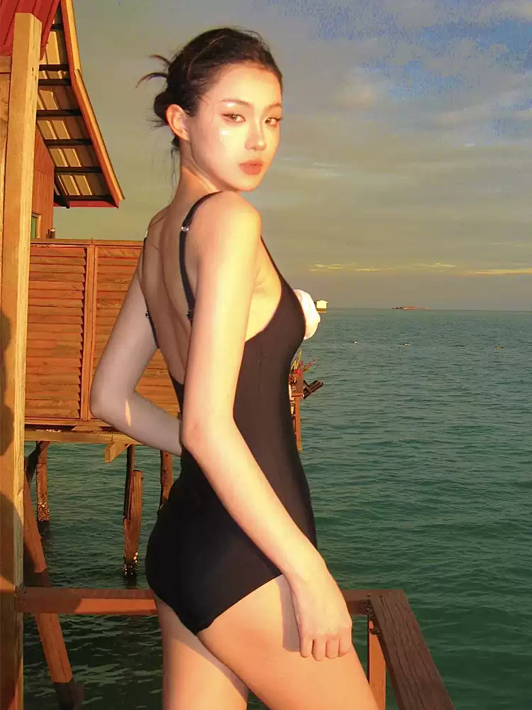 Women's Black & White 3D Floral Deep V Neck Backless One-Piece Swimsuit - Minimalist High-End Beach Vacation Hot Spring