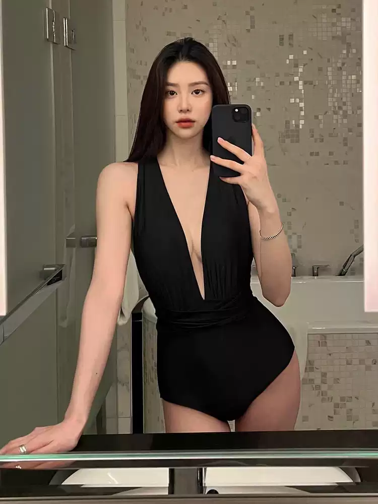 2025 New French Retro Women's White One-Piece Backless Tie Details Elegant & Sexy Swimsuit for Hot Spring & Vacation