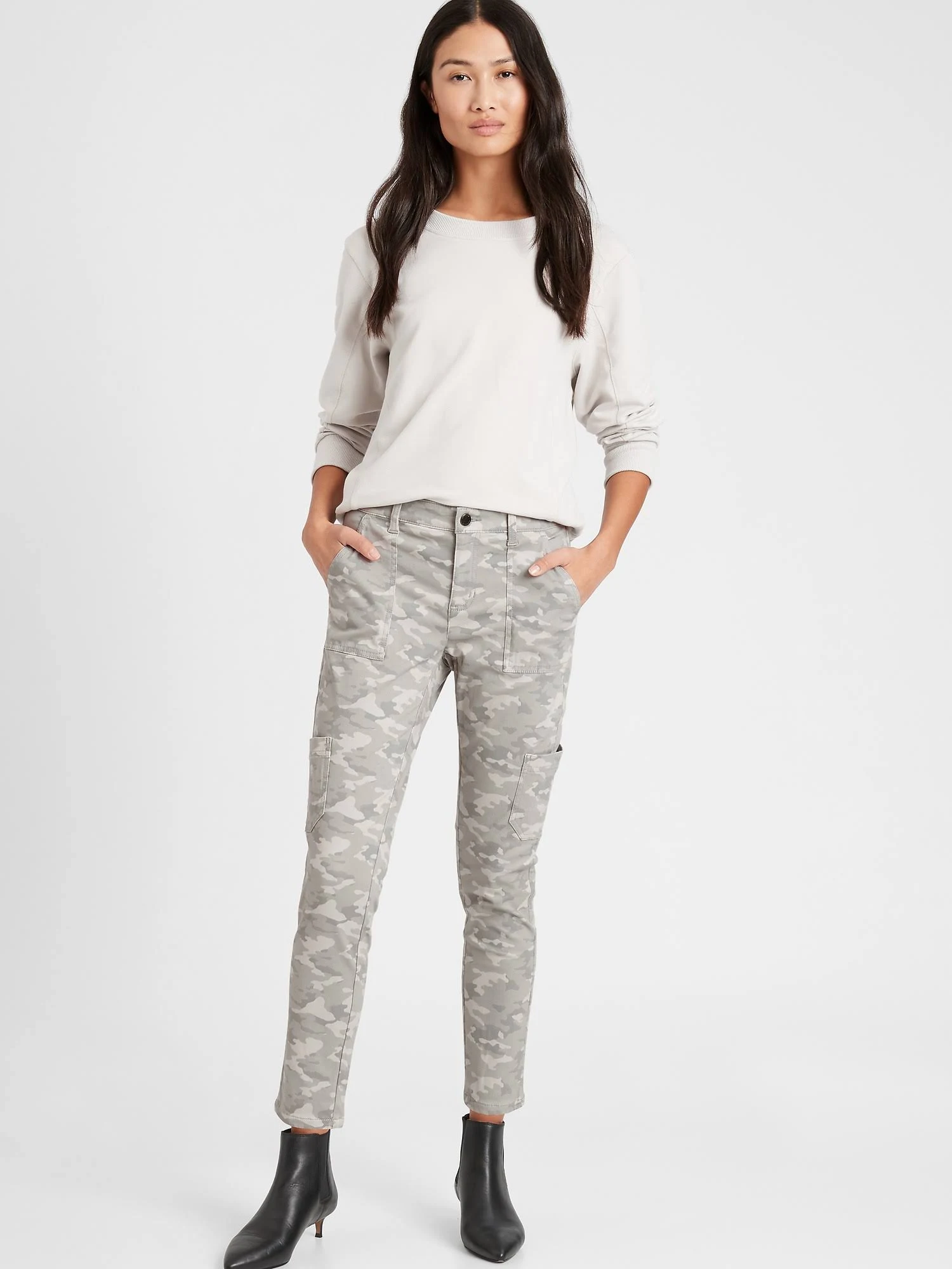 Banana Republic Women's Mid-Rise Skinny Cargo Chino Pant Gray Camo Size 0 Short