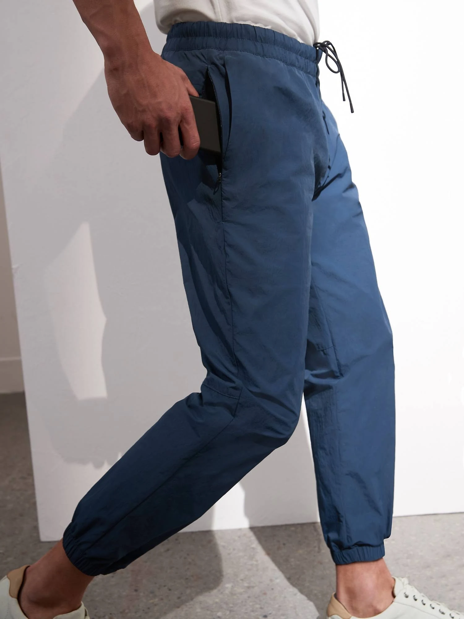 Banana Republic Men's Slim Water-Repellent Jogger Niagara Navy Tall Size L