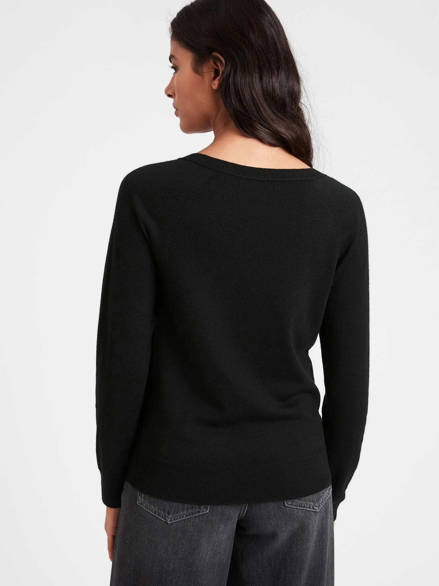 Banana Republic Women's Seamless Merino V-Neck Sweater in Responsible Wool Black Size Xxs