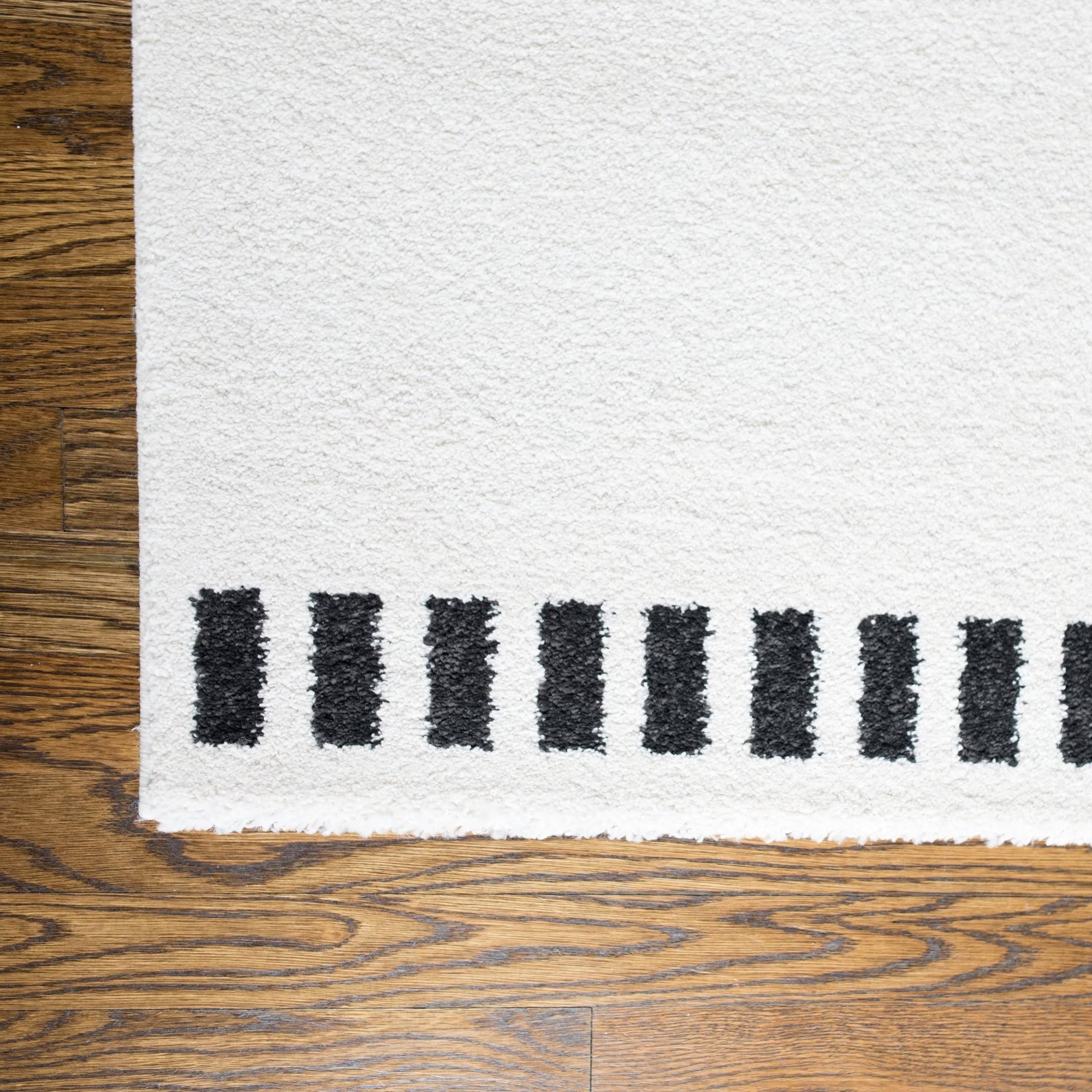 Nisha Geometric Modern Moroccan Area Rug - 4&4x22 x 6& - Black