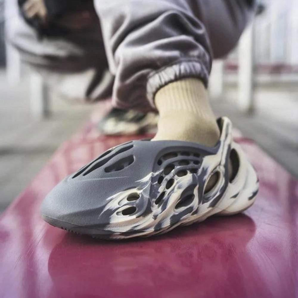 【Clearance】 adidas Yeezy Foam RNNR MXT Moon Gray（US10）