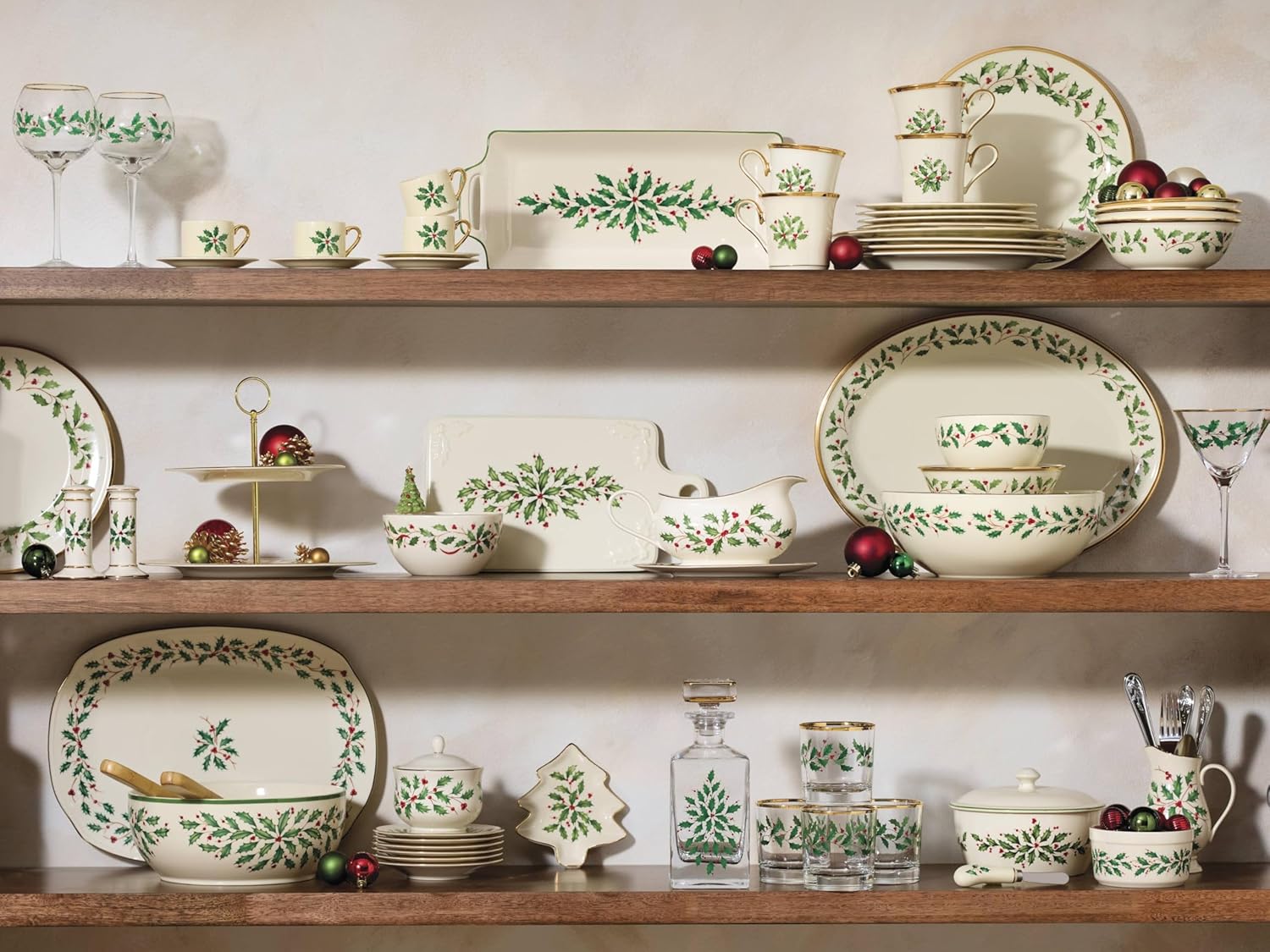 Lenox 6122048 Holiday 12-Piece-Plate-&-Mug Set, Christmas Dinnerware, Hosting