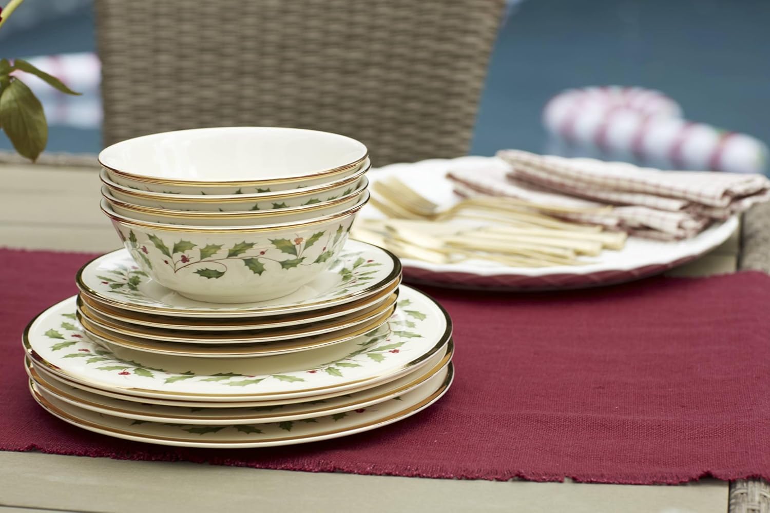 Lenox 6122048 Holiday 12-Piece-Plate-&-Mug Set, Christmas Dinnerware, Hosting