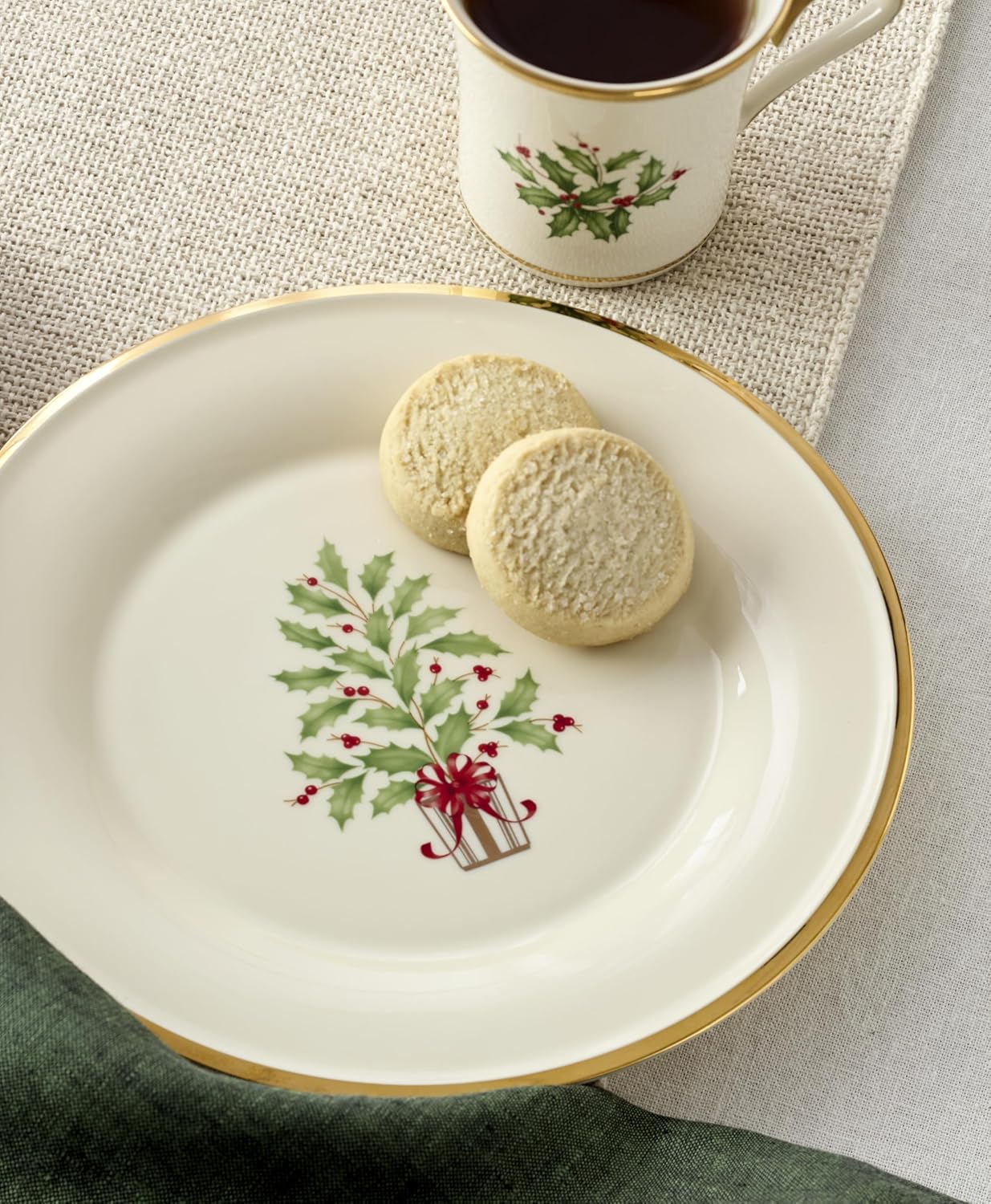 Lenox 6122048 Holiday 12-Piece-Plate-&-Mug Set, Christmas Dinnerware, Hosting
