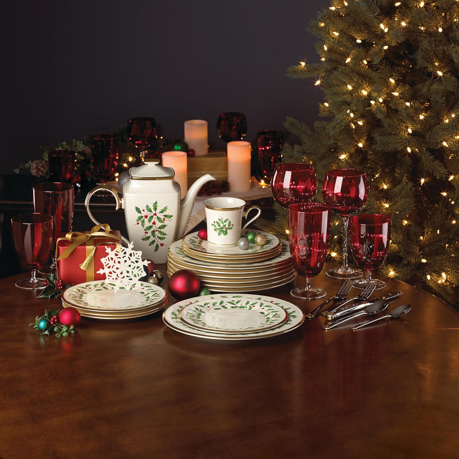 Lenox 6122048 Holiday 12-Piece-Plate-&-Mug Set, Christmas Dinnerware, Hosting