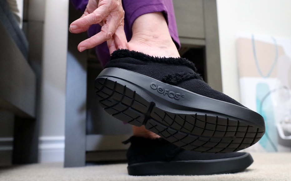 Women's OOcoozie Low Shoe Black oofos