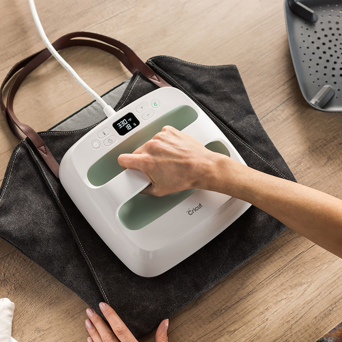 Cricut EasyPress™ 2, Mint  - 12" x 10" + Essentials Iron-On Bundle