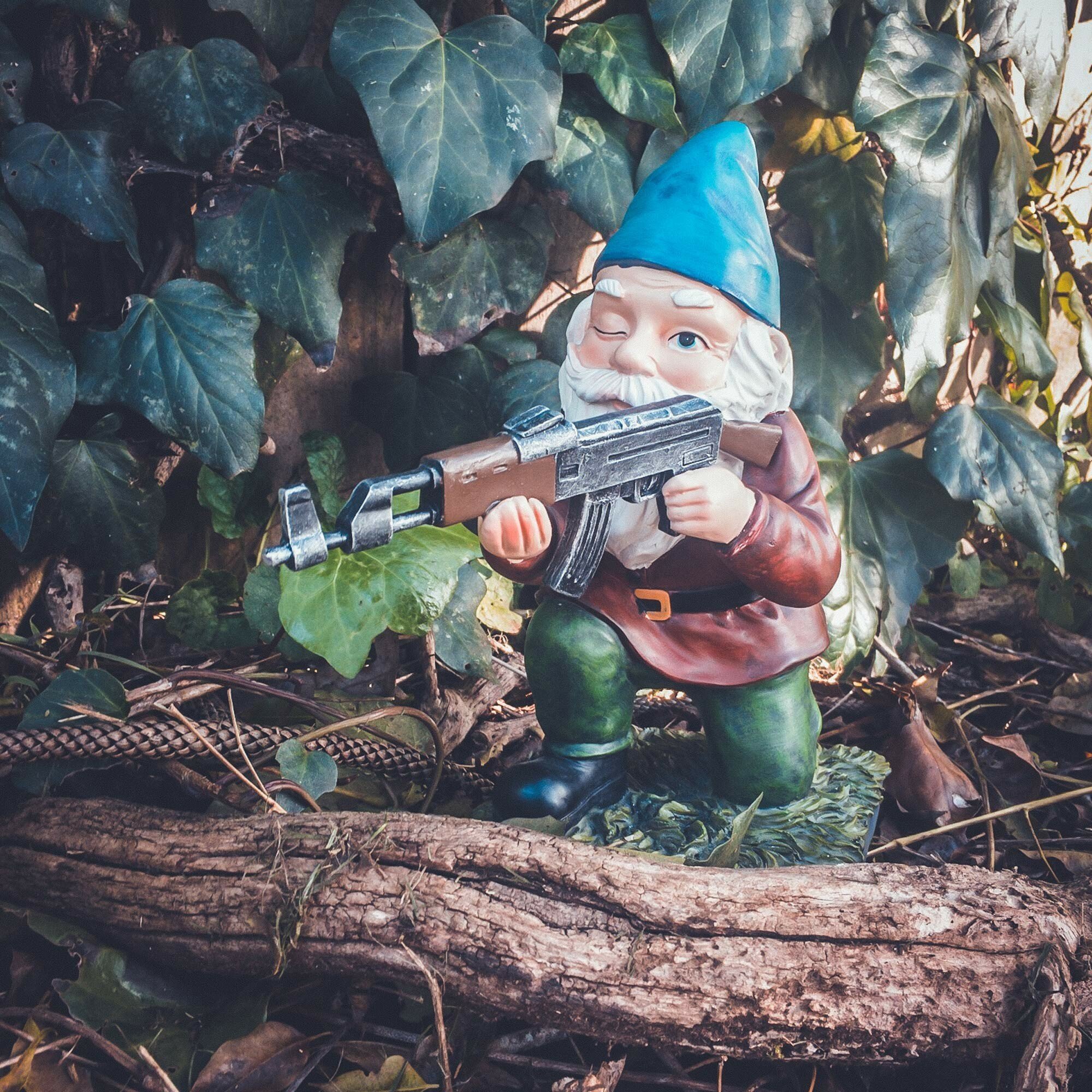 Funny Army Garden Gnome Statue，Amusing Army Military Gnome Holding SLR
