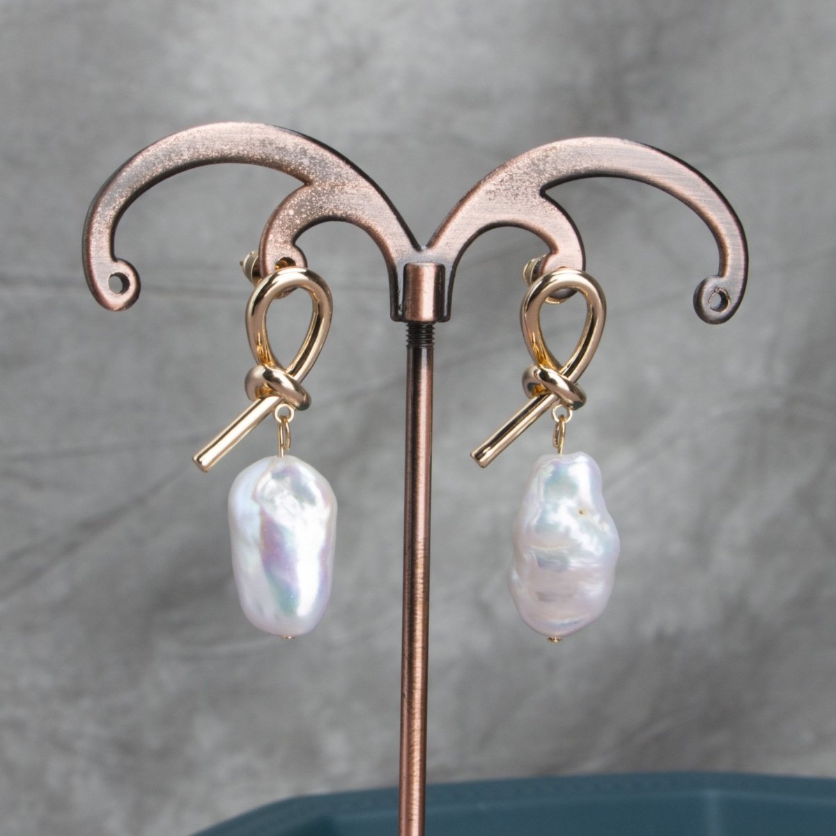 Feng Shui Pearl Gold Knot Wealth Earring