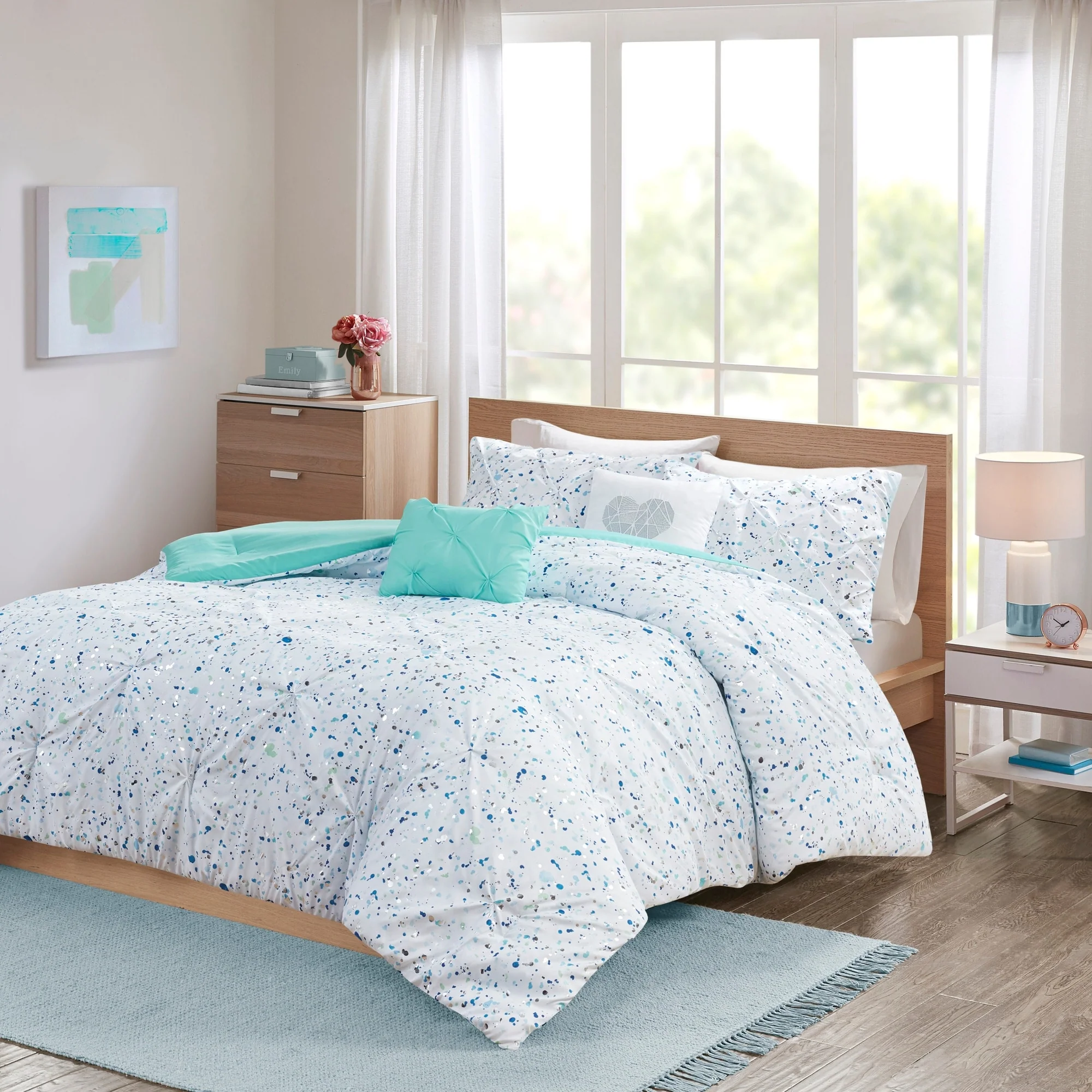 Intelligent Design Lara Metallic Printed and Pintucked Comforter