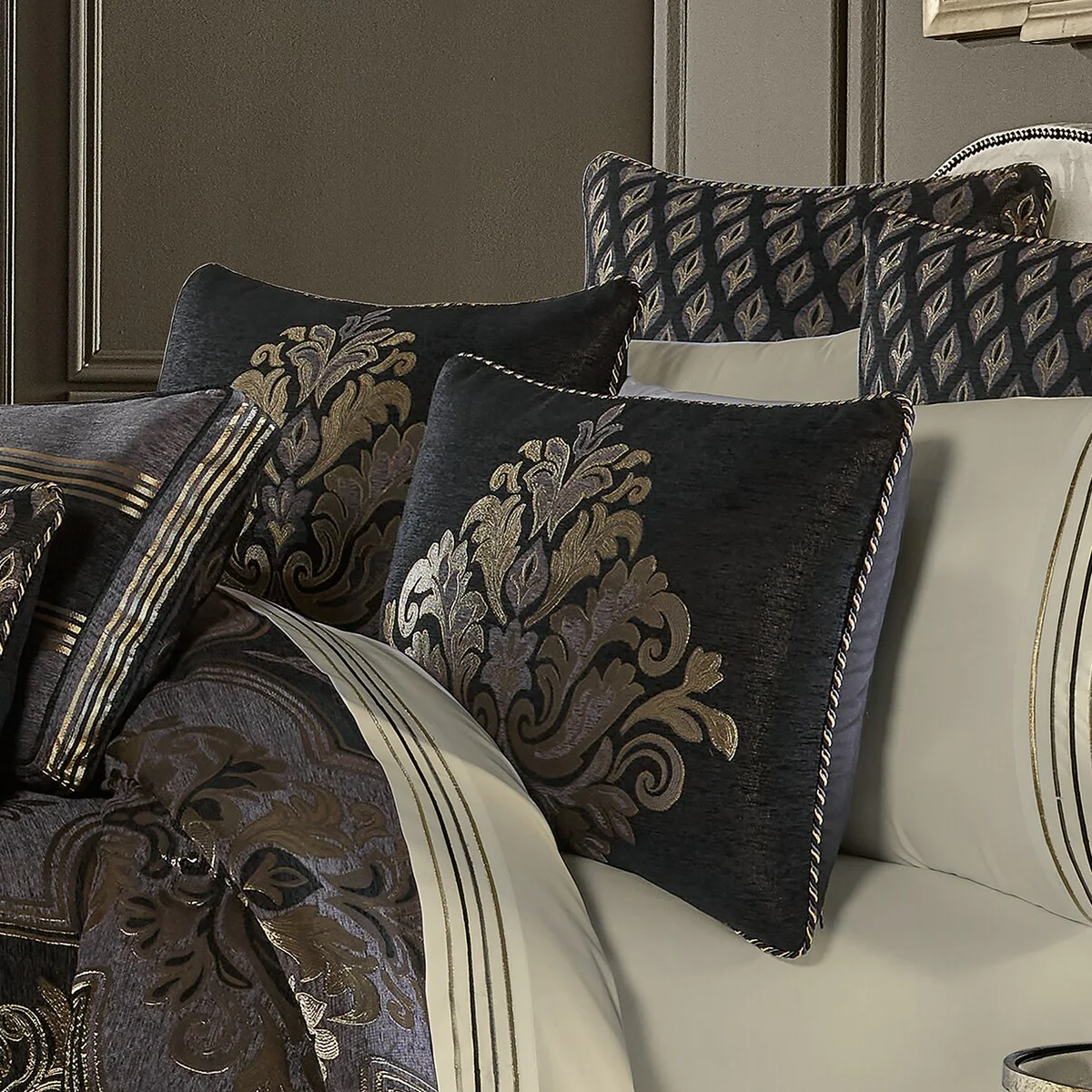 J. Queen New York Savoy Comforter Set