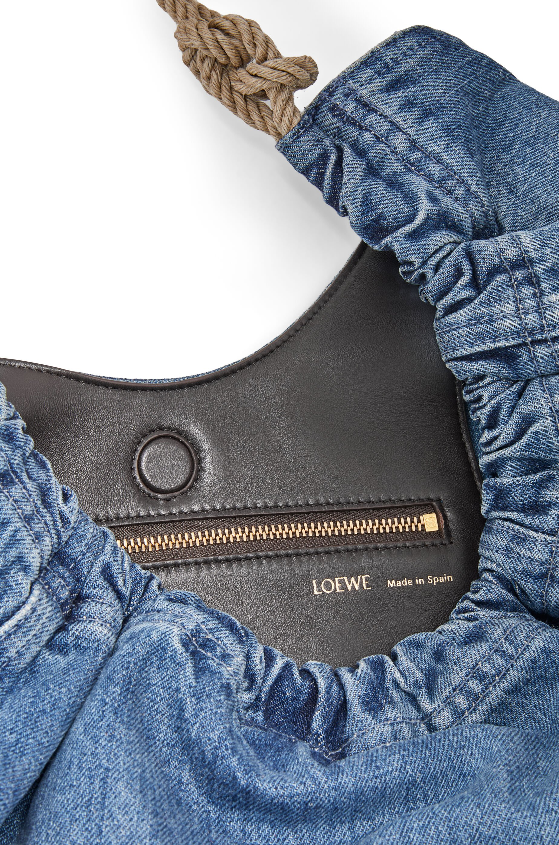 Medium Squeeze bag in washed denim